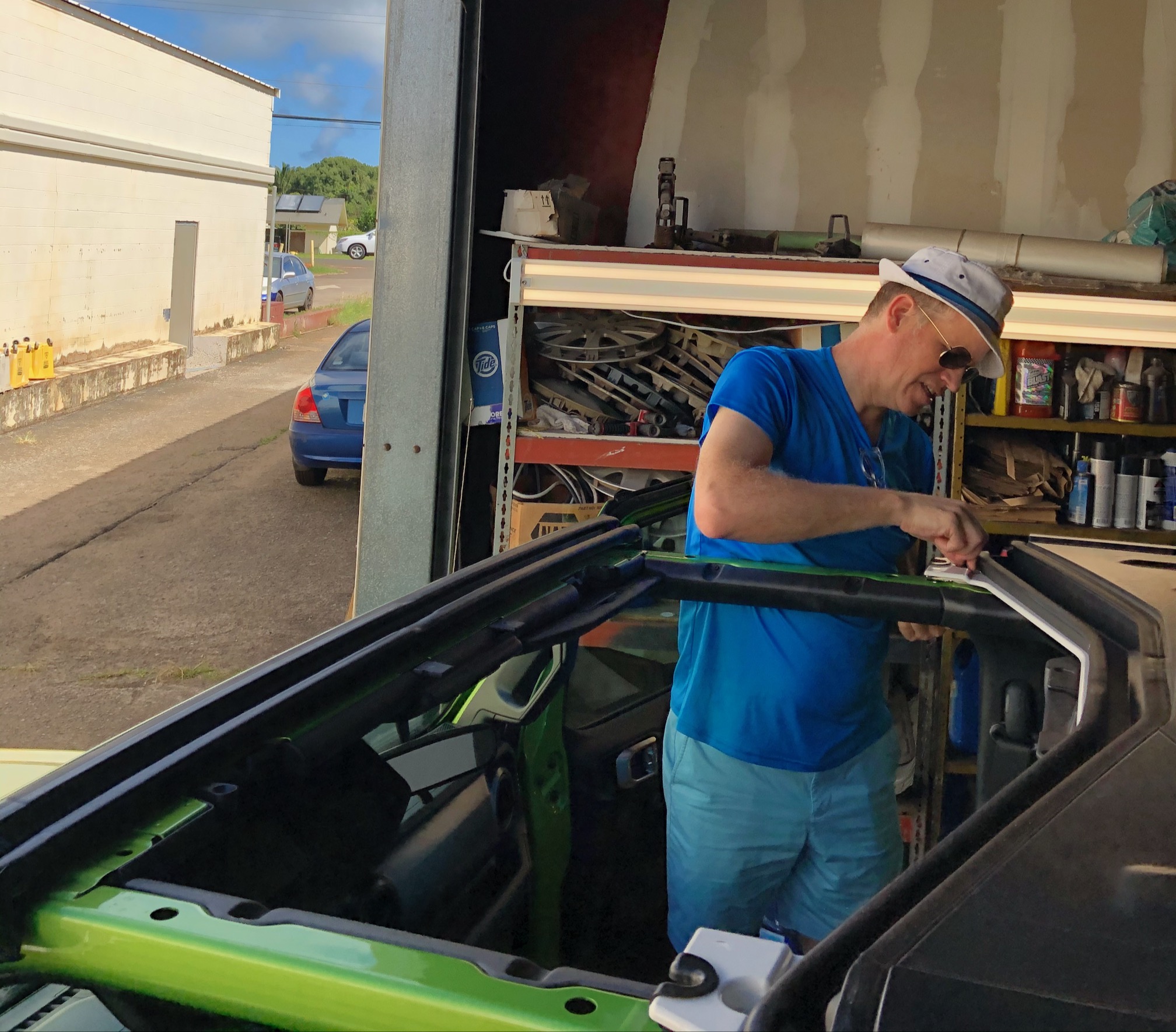 hunter taking jeep top off